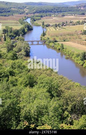 Der Fluss Dordogne fließt durch landwirtschaftliche Flächen im Périgord Noir im Südwesten Frankreichs. Landwirtschaft, gemischte Landwirtschaft, Wasser, Bewässerung. Périgord, Dord Stockfoto