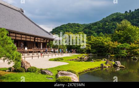 Kyoto, JAPAN - 27. Juli 2016: Tempel in Zen-Gartenlandschaft mit Felsbrocken, See und gewundenen Grasflächen. Stockfoto