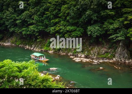 Kyoto, JAPAN - 27. Juli 2016: Boot auf dem Hozu River auf der malerischen Sagano Rail Tour. Stockfoto