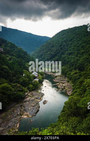 Kyoto, JAPAN - 27. Juli 2016: Vertikale Luftaufnahme der Ausflugsboote auf dem Hozu River, die auf der Sagano Scenic Train Trip zu sehen sind. Stockfoto