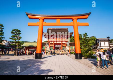 Kyoto, JAPAN - 28. Juli 2016: Ein einziges rotes Torii-Tor am Eingang zum UNESCO-Weltkulturerbe. Stockfoto