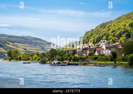 Blick auf die Stadt Trechtingshausen am Rheinufer in Rheinland-Pfalz. Das Rheintal ist ein berühmtes Touristenziel für den romantischen Fluss Stockfoto