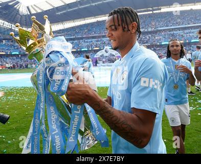 Manchester, Großbritannien. Mai 2024. Manuel Akanji aus Manchester City feiert mit der Trophäe der Premier League im Etihad Stadium in Manchester. Der Bildnachweis sollte lauten: Andrew Yates/Sportimage Credit: Sportimage Ltd/Alamy Live News Stockfoto