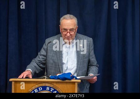 New York, Usa. Mai 2024. Senat Majority Leader, US-Senator Chuck Schumer (D-NY) bejubelt die New York Knicks, als sie im 7. Spiel der zweiten Runde der NBA-Playoffs 2024 im Garden in New York City gegen die Indiana Pacers antreten. Quelle: SOPA Images Limited/Alamy Live News Stockfoto