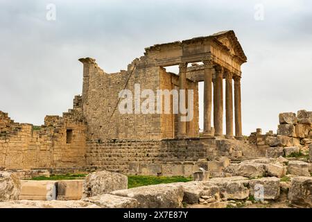 Blick auf Capitol in der archäologischen Stätte von Dougga im Nordwesten Tunesiens Stockfoto