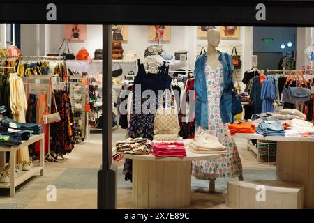 Bukarest, Rumänien - 6. Mai 2024: Modegeschäft der Marke Desigual, das farbenfrohe Sommerkleidung für Damen in der Park Lake Mall präsentiert Stockfoto