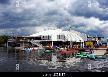 Ottawa, Kanada - 18. Mai 2024: Der Witwen Lake Pavilion ist ein beliebter Ort mit Kanu-, Kayak-, Stand Up Paddle Board- und Paddelbootverleih Stockfoto