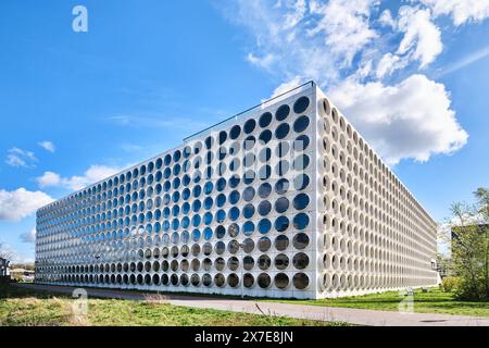 Niederlande, Amsterdam - 10. April 2024: Ravel Residence, Studentenaufenthalt im Zuidas District, einem modernen Studentenviertel mit moderner architektonischer Fassade Stockfoto