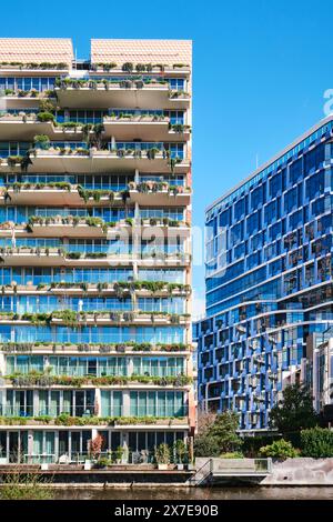 Niederlande, Amsterdam - 10. April 2024: Zuidas's außergewöhnliches Terrassenwohnhaus The George mit bepflanzten Balkonen Stockfoto