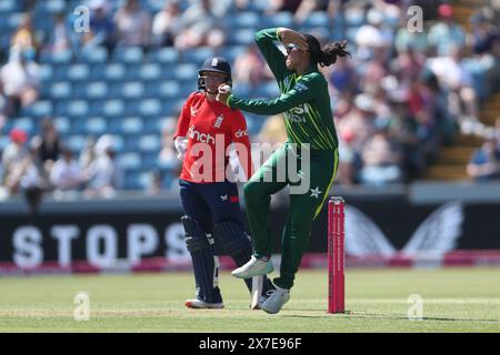 Headingley Cricket Ground, Leeds am Sonntag, den 19. Mai 2024. Sadia Iqbal aus Pakistan Bowling während des dritten IT20-Spiels zwischen England Women und Pakistan Women im Headingley Cricket Ground, Leeds am Sonntag, den 19. Mai 2024. (Foto: Mark Fletcher | MI News) Credit: MI News & Sport /Alamy Live News Stockfoto