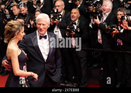 Cannes, Frankreich, 17.5,2024: Richard Gere und Alejandra Silva bei der Premiere von Oh, Kanada auf dem roten Teppich des Palais des Festivals während der Stockfoto