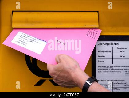 Briefkasten, Briefkasten, Beilage, Briefumschlag, hellrot, rosa, Europawahlen, Kommunalwahlen, Kommunalwahlen Stuttgart Stockfoto