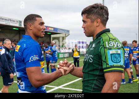 Galway, Irland. Mai 2024. Jarrad Butler von Connacht spricht mit Damian Willemse von DHL Stormers während des Spiels der United Rugby Championship Runde 17 zwischen Connacht Rugby und DHL Stormers im Dexcom Stadium in Galway, Irland am 18. Mai 2024 (Foto: Andrew SURMA/ Credit: SIPA USA/Alamy Live News) Stockfoto
