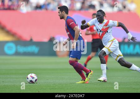 Barcelona, Esp. Mai 2023. FC BARCELONA GEGEN RAYO VALLECANO. 19. Mai 2024 Ilkay Gündogan (22) vom FC Barcelona dribbelt Pathé Ciss (21) von Rayo Vallecano während des Spiels zwischen dem FC Barcelona und Rayo Vallecano, das dem siebenunddreißigsten Tag der La Liga EA Sports im Olimpic-Stadion Lluis Companys von Montjuic in Barcelona entspricht. Quelle: Rosdemora/Alamy Live News Stockfoto