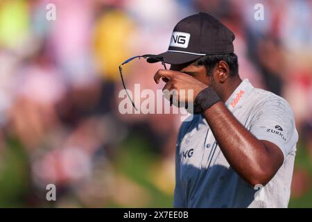 Sahit Theegala aus den Vereinigten Staaten feiert seinen Birdie im 18. Loch während der vierten Runde der PGA Championship 2024 im Valhalla Golf Club am 1. Mai Stockfoto