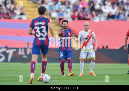 Barcelona, Esp. Mai 2023. FC BARCELONA GEGEN RAYO VALLECANO. 19. Mai 2024 Ilkay Gündogan (22) vom FC Barcelona und ISI (7) von Rayo Vallecano während des Spiels zwischen dem FC Barcelona und Rayo Vallecano, das dem siebenunddreißigsten Tag der La Liga EA Sports im Olimpischen Stadion Lluis Companys von Montjuic in Barcelona entspricht. Quelle: Rosdemora/Alamy Live News Stockfoto