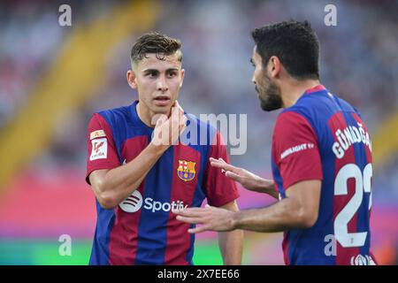 Barcelona, Esp. Mai 2024. FC BARCELONA GEGEN RAYO VALLECANO. 19. Mai 2024 Fermín López (16) vom FC Barcelona (links) und Ilkay Gündogan (22) vom FC Barcelona während des Spiels zwischen dem FC Barcelona und Rayo Vallecano, das dem siebenunddreißigsten Tag der La Liga EA Sports im Olimpic-Stadion Lluis Companys von Montjuic in Barcelona entspricht. Quelle: Rosdemora/Alamy Live News Stockfoto