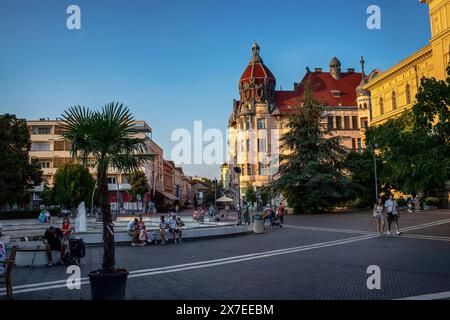 Stadtzentrum von Szeged am Sommerabend. Ungar Mayer Palast im Hintergrund. Hochwertige Fotos Stockfoto