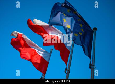 Warschau, Polen. Mai 2024. Am 17. Mai 2024 sind in der Nähe der EU-Vertretung in Warschau (Polen) Flaggen der EU und Polens zu sehen. (Foto: Jaap Arriens/SIPA USA) Credit: SIPA USA/Alamy Live News Stockfoto