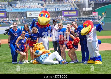 Kansas City, Missouri, USA. 19. MAI 2024: University of Kansas Day im Kauffman Stadium Kansas City, Missouri. Jon Robichaud/CSM. Quelle: Cal Sport Media/Alamy Live News Stockfoto