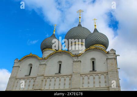 Winteransicht des mittelalterlichen Kremls in Rostow dem Großen als Teil der Gruppe mittelalterlicher Städte des Goldenen Rings im Nordosten von Moskau, Russland. Inkl. Stockfoto