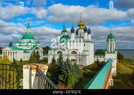 Spaso-Jakowlewski Kloster oder Kloster des Heiligen Jakob Heiland und See Nero Luftpanorama in Rostow Weliki Stadt in Jaroslawl Oblast, Russland Stockfoto