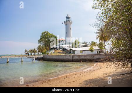 Das Raffles Lighthouse befindet sich auf der Pulau Satumu, der „One Tree Island“, 23 km südwestlich von Singapur, am westlichen Eingang der Singapur-Straße. Stockfoto