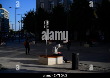 Warschau, Polen. Mai 2024. Am 17. Mai 2024 wird ein Mann mit einem Mobilgerät in Zentral-Warschau, Polen, gesehen. (Foto: Jaap Arriens/SIPA USA) Credit: SIPA USA/Alamy Live News Stockfoto