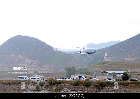 Verzegan, Iran. Mai 2024. Zeigt den Hubschrauber mit iranischem Präsidenten Ebrahim Raisi, der nach der Einweihung des Staudamms von QIZ Qalasi in Aras an der iranischen Grenze zu Aserbaidschan abhebt. Ein Hubschrauber im Konvoi des iranischen Präsidenten war am Sonntag, den 19. Mai 2024, in der Provinz Ostaserbaidschan in einen „Unfall“ verwickelt. Foto: Nachrichtenagentur der Islamischen Republik IRNA/ Credit: UPI/Alamy Live News Stockfoto