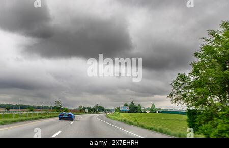 Ein blauer lamborghini, der auf einer zweispurigen Autobahn rasant ist Stockfoto