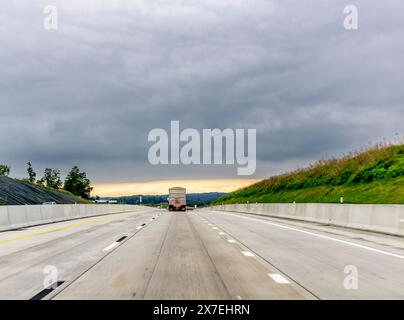 Großer Auflieger von hinten mit roten Lichtern Stockfoto