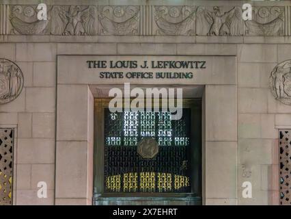 Detailbild des Eingangs zum Gebäude des Staatsamtes Louis J Jefkowitz Stockfoto