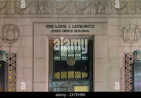 Detailbild des Eingangs zum Gebäude des Staatsamtes Louis J Jefkowitz Stockfoto