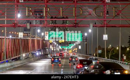 Autos fahren in einer nassen Nacht in new york auf die Mahattan-Brücke Stockfoto