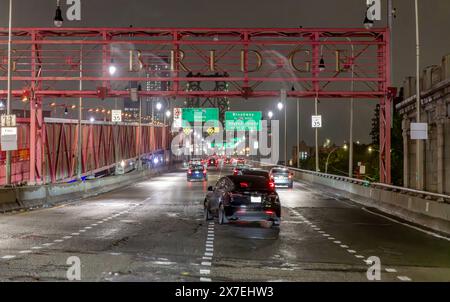 Autos fahren in einer nassen Nacht in new york auf die Mahattan-Brücke Stockfoto