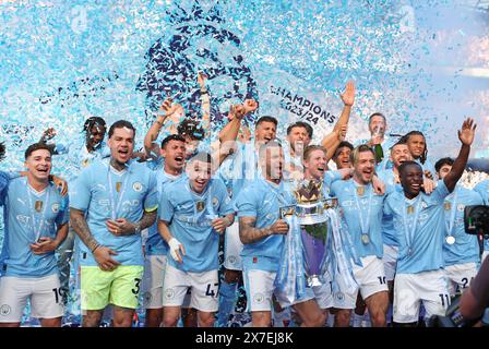 Manchester, Großbritannien. Mai 2024. Die Spieler von Manchester City feiern mit der Trophäe der Premier League nach dem englischen Fußballspiel der Premier League zwischen Manchester City und West Ham United am 19. Mai 2024 in Manchester, Großbritannien. Quelle: Xinhua/Alamy Live News Stockfoto