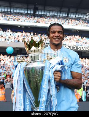 Manchester, Großbritannien. Mai 2024. Manuel Akanji aus Manchester City feiert mit der Trophäe der Premier League nach dem englischen Fußballspiel der Premier League zwischen Manchester City und West Ham United am 19. Mai 2024 in Manchester, Großbritannien. Quelle: Xinhua/Alamy Live News Stockfoto