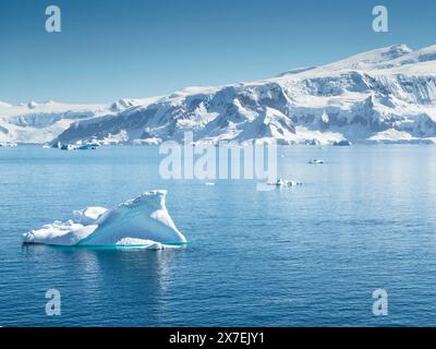 Kleine "Growler" Eisberge in der Croker Strait vor Palaver Point, zwei Hummock Island, Antarktis Stockfoto