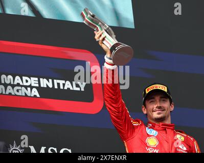 Imola, Italien. Mai 2024. Ferraris monegassischer Fahrer Charles Leclerc feiert nach dem Formel-1-Grand Prix von Emilia Romagna auf der Rennstrecke Autodromo Internazionale Enzo e Dino Ferrari in Imola, Italien, 19. Mai 2024. Quelle: Li Jing/Xinhua/Alamy Live News Stockfoto