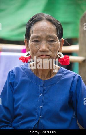 Eine Frau aus dem Moon-Stamm, Mindat City, Chin State, ließ sich mit schwarzer Tinte tätowieren. Dadurch wird die Fläche ausgeblendet, um zu verhindern, dass sie erfasst wird. Stockfoto