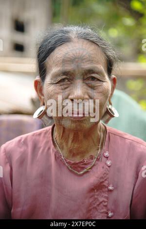Eine Frau aus dem Moon-Stamm, Mindat City, Chin State, ließ sich mit schwarzer Tinte tätowieren. Dadurch wird die Fläche ausgeblendet, um zu verhindern, dass sie erfasst wird. Stockfoto