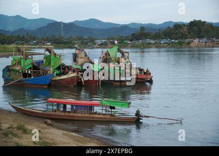 MINDAT, MYANMAR - DEZEMBER 6,2018 : Unbekannte Longtail-Boote und lokale Fischerboote, die entlang des Lemro-Flusses beim Moon-Stamm, Mindat, vor Anker liegen. Stockfoto