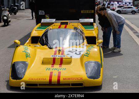 Stavelot, Belgien. Mai 2024. Man sieht sich einen Rennwagen beim 2024 Spa-Classic auf dem Circuit de Spa-Francorchamps in Stavelot, Belgien, am 19. Mai 2024 an. Quelle: Meng Dingbo/Xinhua/Alamy Live News Stockfoto