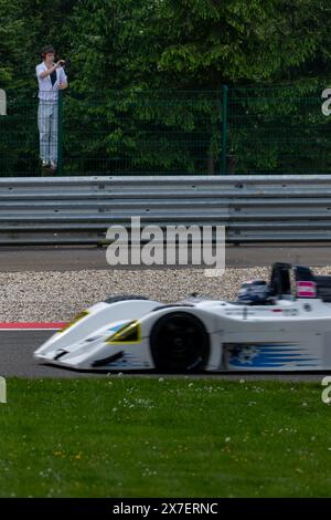 Stavelot, Belgien. Mai 2024. Ein Mann macht Fotos während des Endurance Racing Legends-Rennens auf dem Spa-Classic 2024 auf dem Circuit de Spa-Francorchamps in Stavelot, Belgien, am 19. Mai 2024. Quelle: Meng Dingbo/Xinhua/Alamy Live News Stockfoto