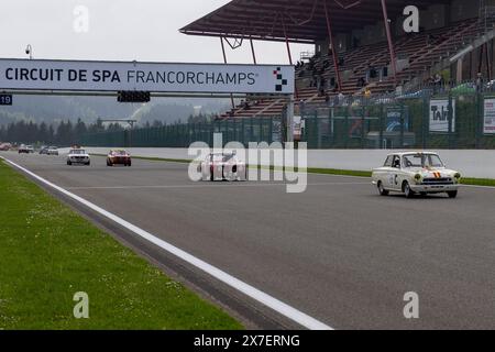 Stavelot, Belgien. Mai 2024. Die Fahrer starten während des Classic Touring Challenge Rennens auf dem Spa-Classic 2024 auf dem Circuit de Spa-Francorchamps in Stavelot, Belgien, 19. Mai 2024. Quelle: Meng Dingbo/Xinhua/Alamy Live News Stockfoto