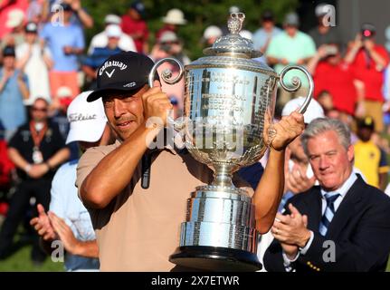 Louisville, Usa. Mai 2024. Xander Schauffele feiert mit der Meisterschafttrophäe auf dem achtzehnten Grün nach dem Gewinn der PGA Championship 2024 auf dem Valhalla Golf Course am Sonntag, den 19. Mai 2024 in Louisville, Kentucky. Foto: Ben Morris/UPI Credit: UPI/Alamy Live News Stockfoto