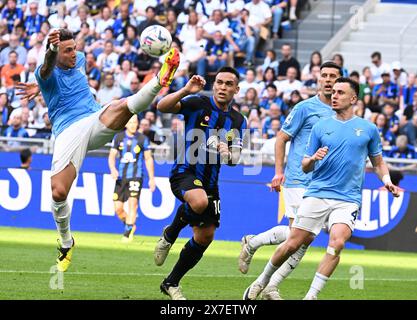 Mailand, Italien. Mai 2024. Lazios Luca Pellegrini (L) wetteiferte um den Ball während eines Fußballspiels der Serie A zwischen Inter Mailand und Lazio in Mailand, Italien, am 19. Mai 2024. Quelle: Alberto Lingria/Xinhua/Alamy Live News Stockfoto