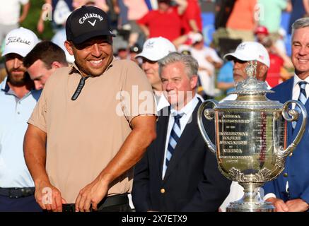 Louisville, Usa. Mai 2024. Xander Schauffele feiert nach dem Gewinn der PGA Championship 2024 auf dem achtzehnten Grün auf dem Valhalla Golf Course am Sonntag, den 19. Mai 2024 in Louisville, Kentucky. Foto: Ben Morris/UPI Credit: UPI/Alamy Live News Stockfoto