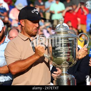 Louisville, Usa. Mai 2024. Xander Schauffele feiert mit der Meisterschafttrophäe auf dem achtzehnten Grün nach dem Gewinn der PGA Championship 2024 auf dem Valhalla Golf Course am Sonntag, den 19. Mai 2024 in Louisville, Kentucky. Foto: Ben Morris/UPI Credit: UPI/Alamy Live News Stockfoto