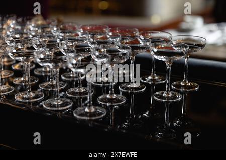 Schließen Sie leere Weingläser auf dunklem Hintergrund, Nahaufnahme Stockfoto